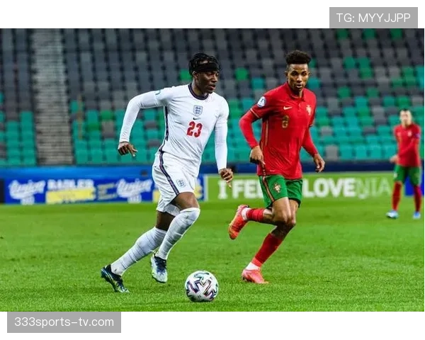 杜埃更适合边锋还是中场？战术角色与位置适配性分析